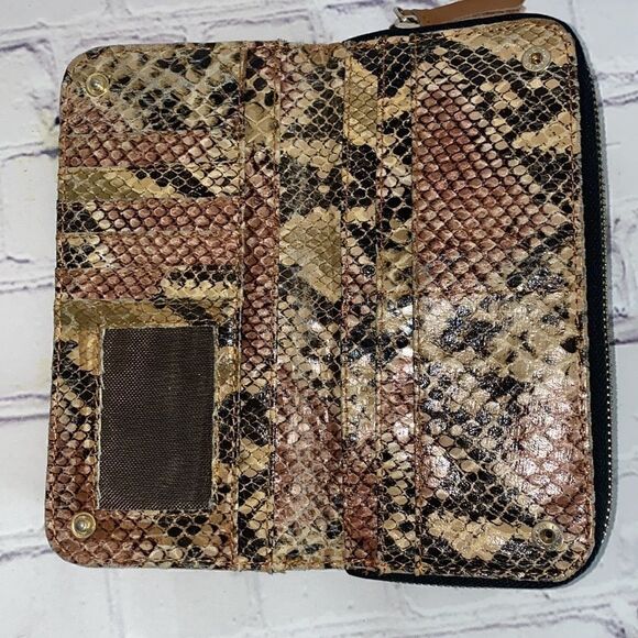 Kennth Cole Reaction wristlet - Picture 3 of 6